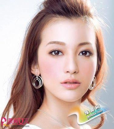 眼影+眼线 混搭出清新文艺范儿