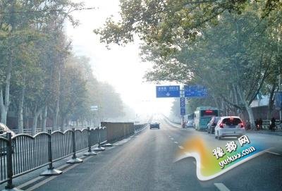 郑州金水路早高峰空旷如过年 因市民堵怕绕路