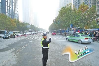 郑州金水路早高峰空旷如过年 因市民堵怕绕路