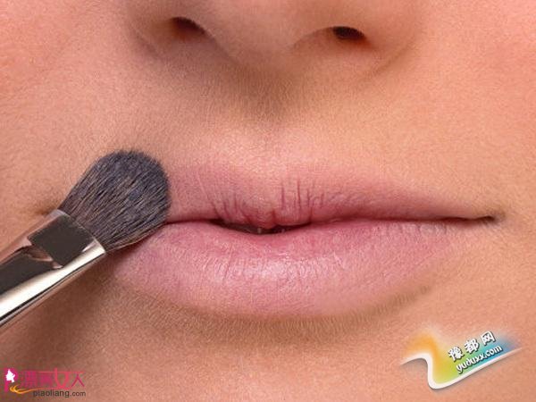 只需三步 教你轻松打造韩式“咬唇妆”
