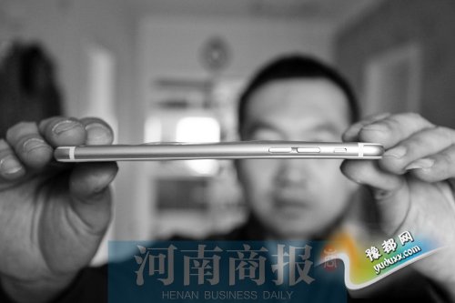 男子花8500元买iPhone6Plus 拆开包装盒发现是弯的