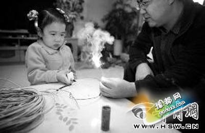 爸爸自制＂放炮神器＂ 让4岁女儿享受放鞭炮乐趣