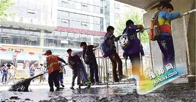 郑州沙口路积水车辆再次被淹 小学生爬护栏上学