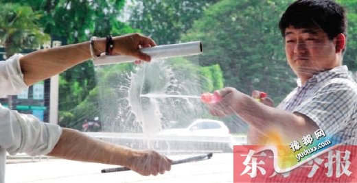  夏天小孩热衷玩水枪 专家：射中眼睛或造成青光眼