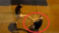 香港：女子狂虐跪地男友 7次踩头