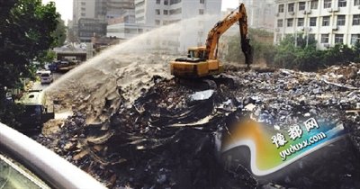 建筑工地扬尘整治：一边拆一边洒水 能管住扬尘
