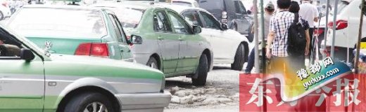  郑州金水区燕寿路成车辆"掉头专业户" 拥堵严重