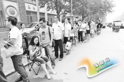  七夕郑州2015对情侣扎堆领证 有人凌晨开始排队