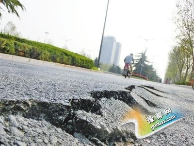 郑州新铺路面现长长裂缝 市民质疑施工质量