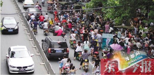  郑州小学开学首日 校门口车辆聚集严重拥堵