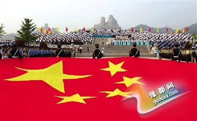  郑州人黄河边高歌 新闻联播头条报道万人大合唱