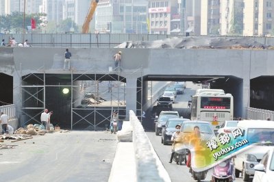  未来路下穿金水路隧道西半幅双通 十一全面通车