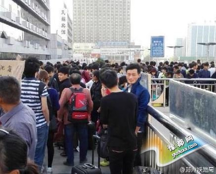 郑州火车站今日返程客流突破20万 加开临客35趟