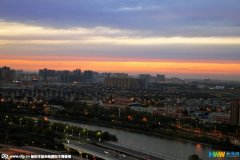 郑州天空现“一线天”景观