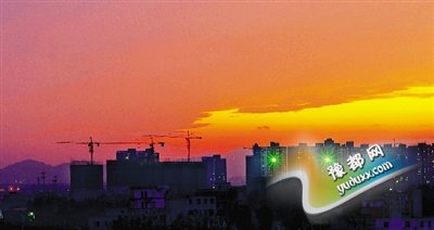 郑州的晚霞点燃天空 如梦幻般美丽