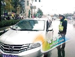 郑州百名警力严管CBD违停 去东区停车要小心