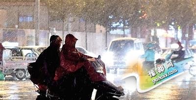  今日郑州中雪最高温0℃ 2万多人上街参与除雪