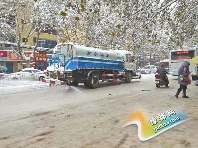 郑州市区消耗1800吨融雪剂 门前雪未扫将受处罚