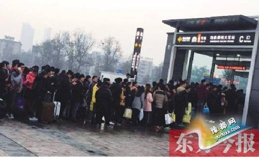 郑州地铁乘客排长队 345名安检“老手”增援