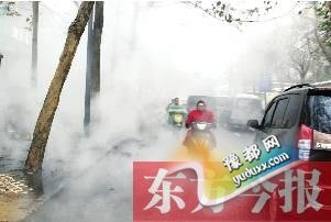 郑州一暖气管道爆裂“云山雾罩” 居民担忧塌陷