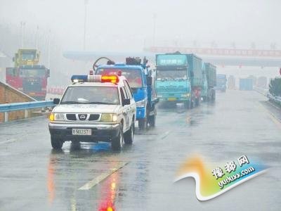 我省多条高速公路因大雾管制 7座以上客车禁行