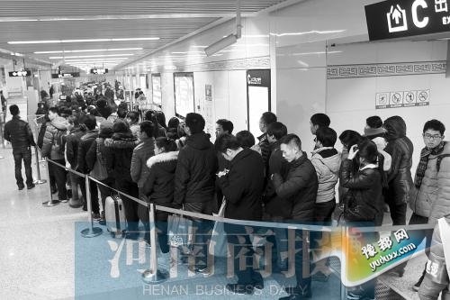  郑州地铁进站安检升级 各站点乘客排长队(图)