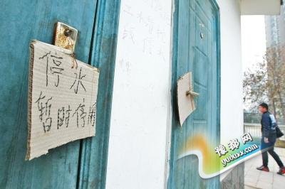 郑州一公厕停水一年半 市民内急钻小树林解决