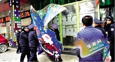  郑州770人联合执法 1000多占道经营设备被登记