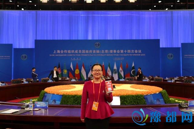 上合组织秘书长与记者合影 被赞亲切