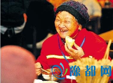 郑州胡辣汤店开业不搞庆典 请环卫工免费就餐