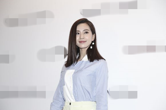 新浪娱乐讯 才刚过29岁生日的刘诗诗，获邀到香港出席某品牌活动，蓝色条纹衬衫搭鹅黄色短裙充满法式风情。