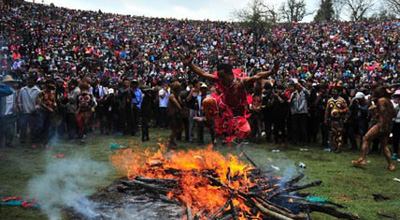 云南彝族民众举行“阿细祭火节”祈求风调雨顺