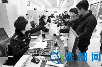  今后出入境办证不用再拿户口簿 未成年仍需