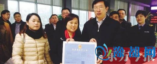 豫首张食品经营许可证发出 网上卖吃的也得有证