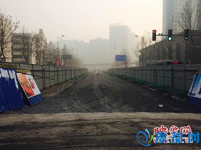  郑州道路围挡一个半月不见施工 市民直呼出行难