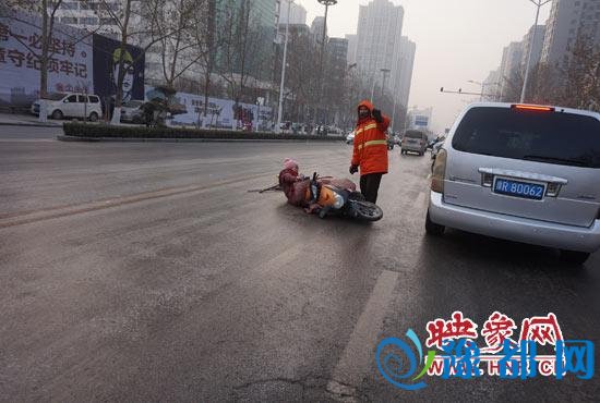 路面洒水结冰致十余起车祸 市政洒融雪剂除冰