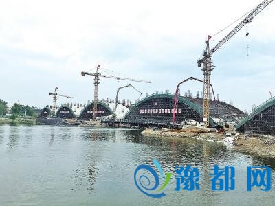 洛阳跨洛河大桥东半幅拱圈浇筑合龙 工期提前
