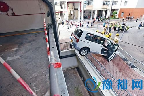 七人车撞毁铁栏由一楼直插地面，后轮搁在围栏上。来源 香港《星岛日报》