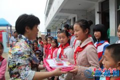 平舆县总工会深入扶贫工作联系点开展“六一”儿童节慰问活动