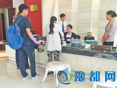  一场大雨让“高考房”更火 营养餐每天卖百元
