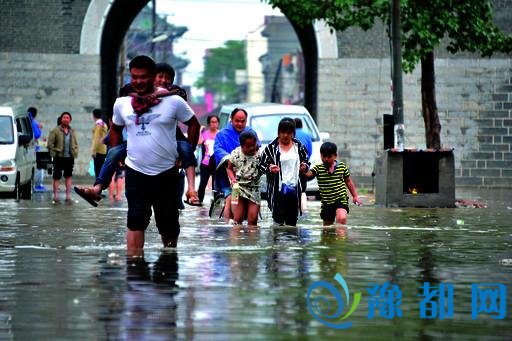 鹤壁昨日遭遇强降水天气 浚县城区多地积水严重