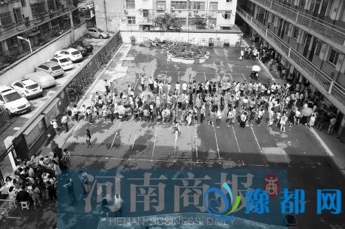  小升初报名当天 父母因未带够证件没给娃报上名