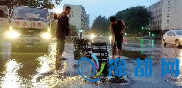  郑州昨凌晨降雨级别已达特大暴雨 4处立交断行