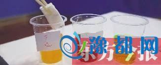  网传“饮料经纸巾搅拌会褪色” 记者验证