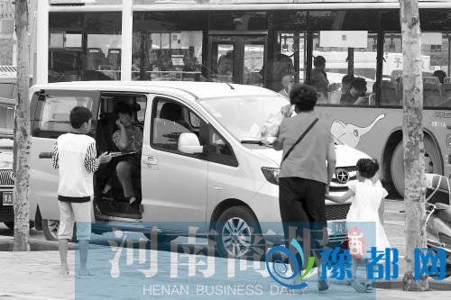  西流湖地铁站黑车出没 郑上1路：每月少赚一千