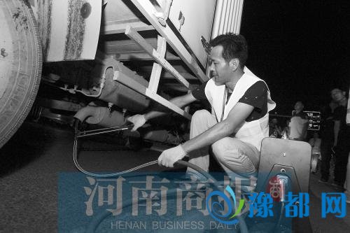 郑州市突击检测机动车尾气 有“绿标”也不保险