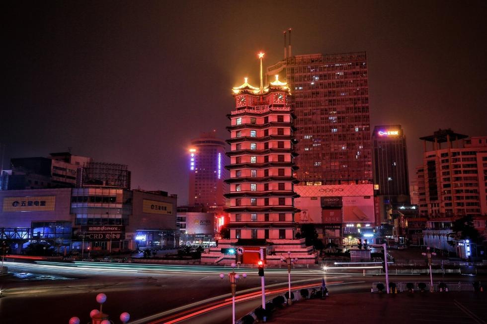 郑州这个拥有最多霓虹灯的路段此时也只保留着零星的灯光，打烊后的星巴克失去了温暖的样子，看起来冷冰冰的。