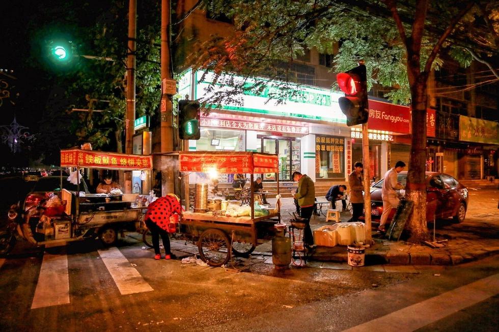 路口的小吃摊是都市夜归人的栖息地，深秋寒冷的空气中，一口热气腾腾的锅是最美妙的画面。