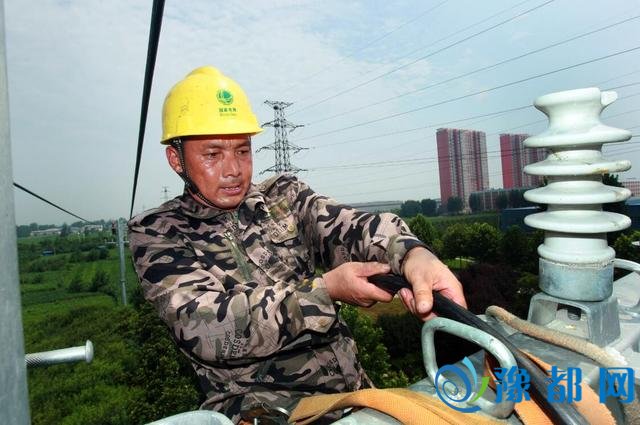 郏县供电公司：高温鏖战 加强城区线路建设