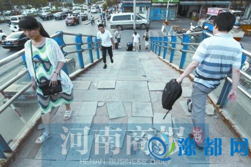 郑州一天桥桥面破烂 行人险摔倒